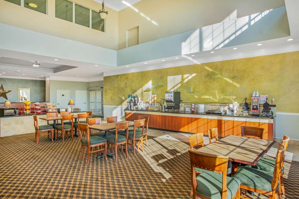 La Quinta Inn & Suites by Wyndham Belton Temple South - photo 3