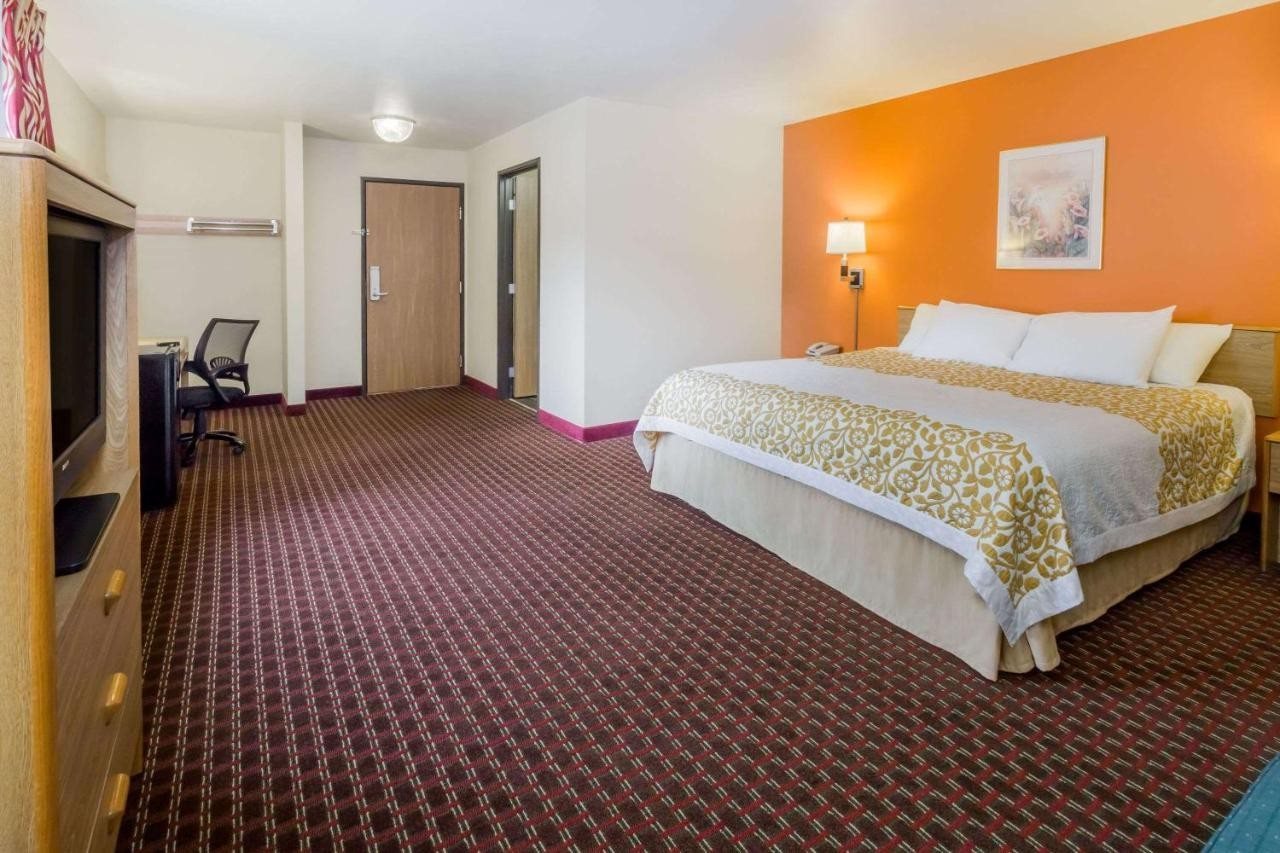 Days Inn by Wyndham Stoughton WI. - photo 9