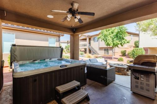 Paradise Village at Zion 28 Private Hot Tub Outdoor firepit and Community Pool — 4-Star Luxury Hotel in Santa Clara, United States