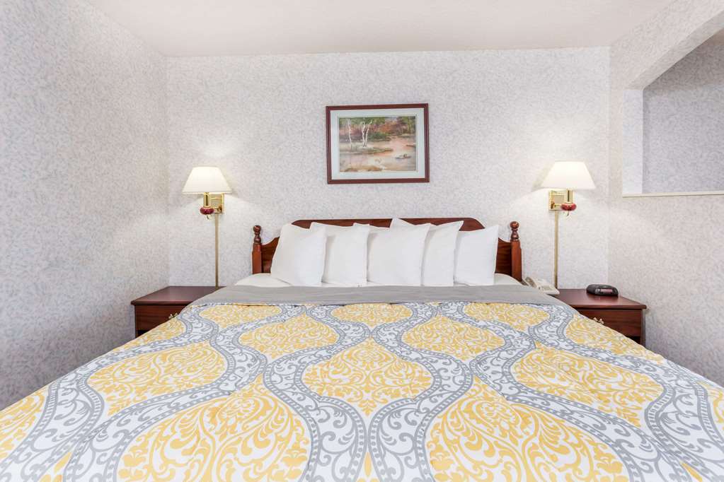 Days Inn by Wyndham Battlefield Rd Hwy 65 - photo 13