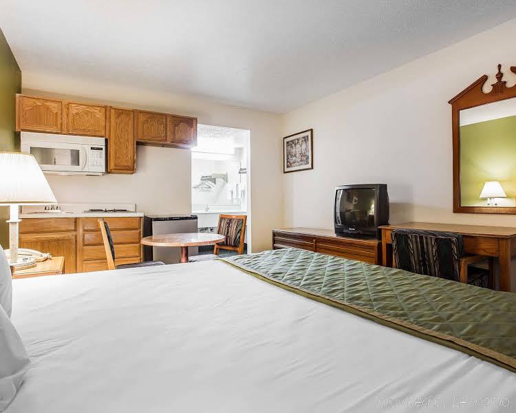 Claremont Inn & Suites - photo 11