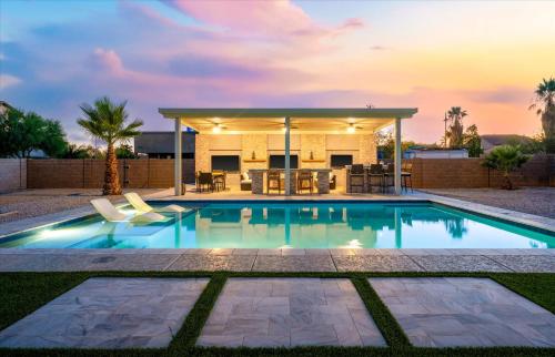 Backyard Oasis Heated Pool Game Room Gazebo — 4-Star Luxury Hotel in Phoenix, United States