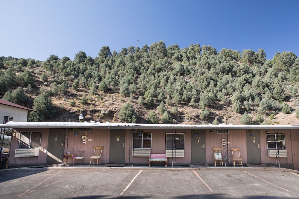 Cozy Mountain Motel - photo 6