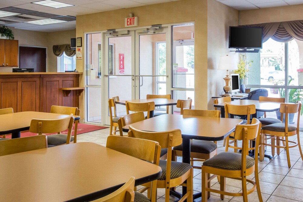 Econo Lodge Valdosta - photo 40