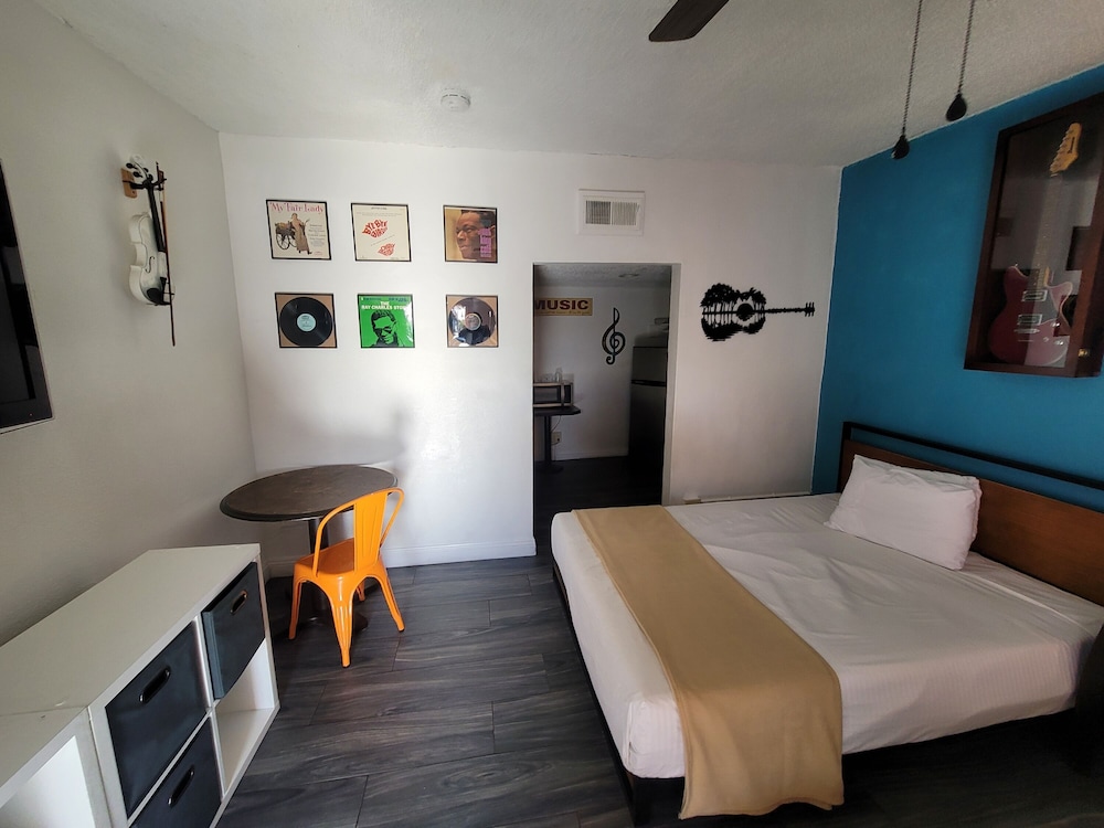 Desert Hills Motel - photo 32