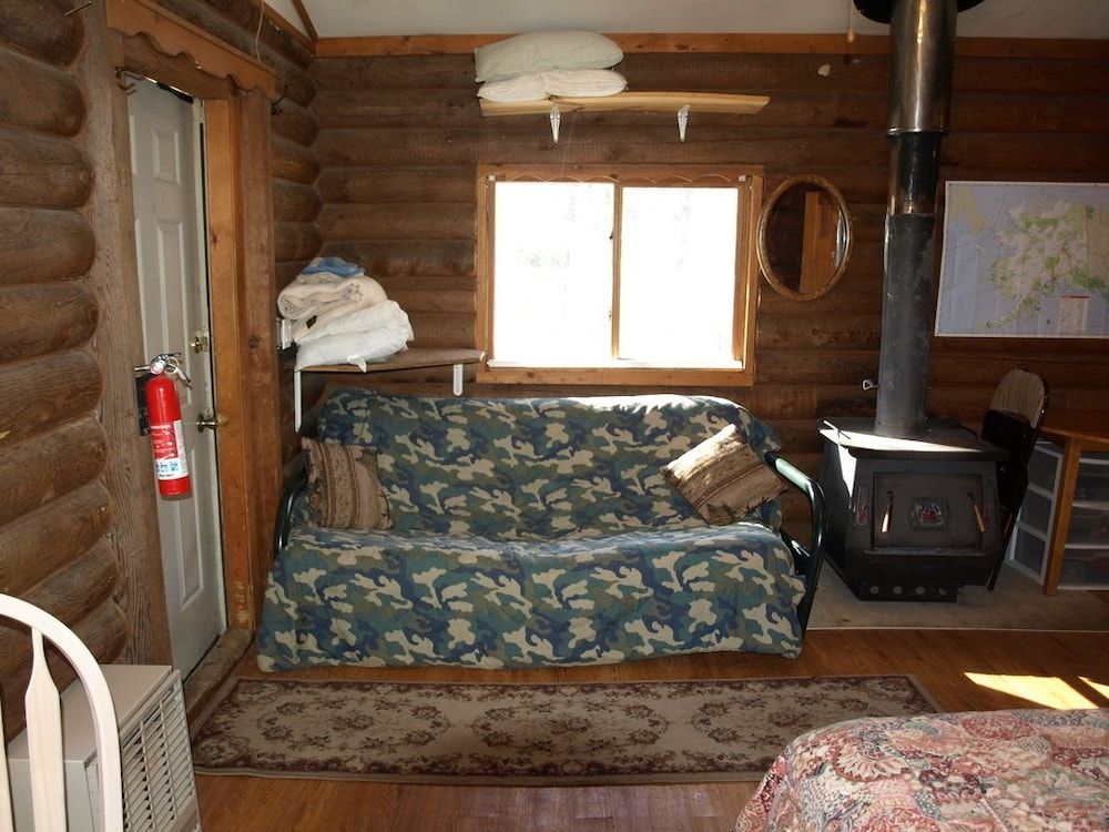 Brown Bear Saloon & Motel - photo 8