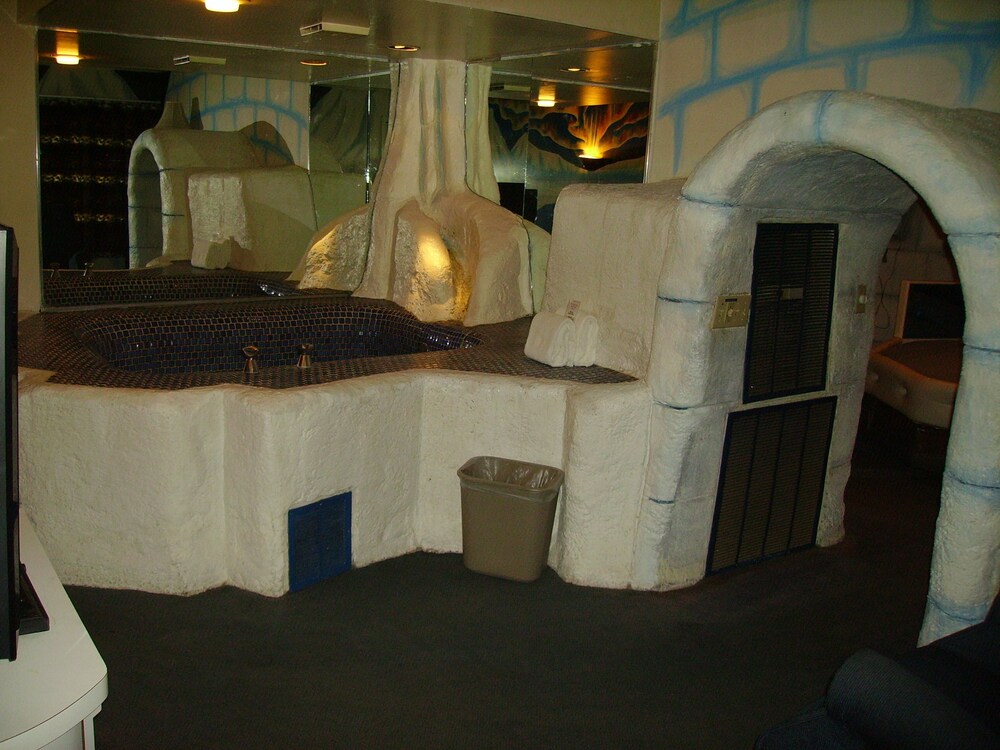 Red Carpet Inn And Fantasuite Hotel - photo 35