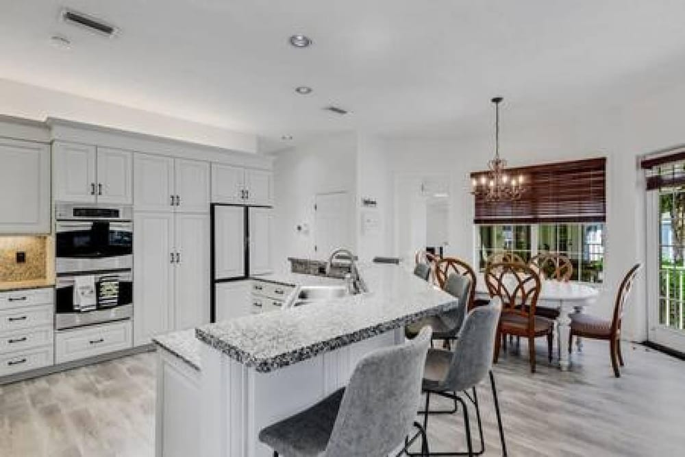 Siesta Key Marvel Pool SPA Deeded Beach Access - photo 2