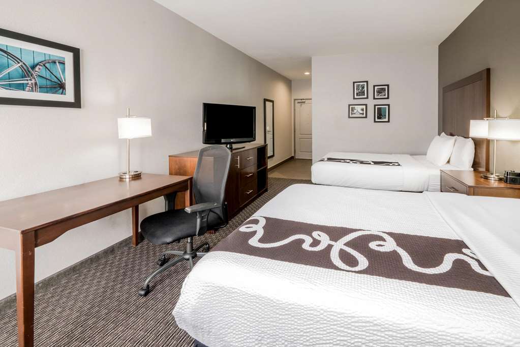 La Quinta Inn & Suites by Wyndham Fort Worth Arlington West - photo 11