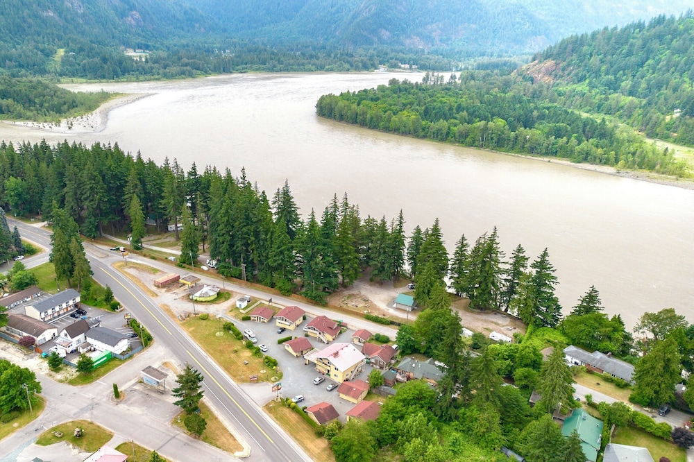 Richca Chalets Resort in Hope, Canada