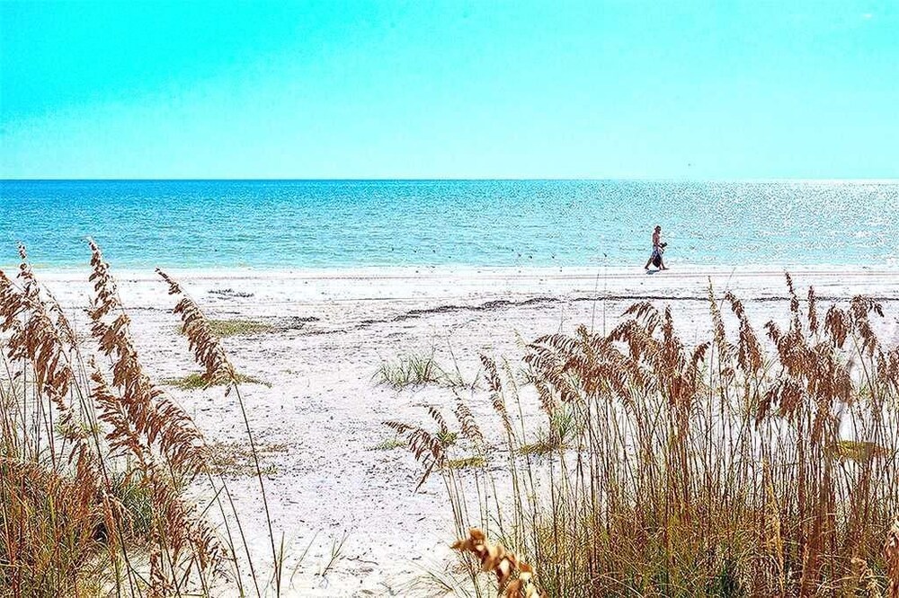 Palm Harbor 204E Three Bedroom Condo — 4-Star Luxury Hotel in Fort Myers Beach, United States