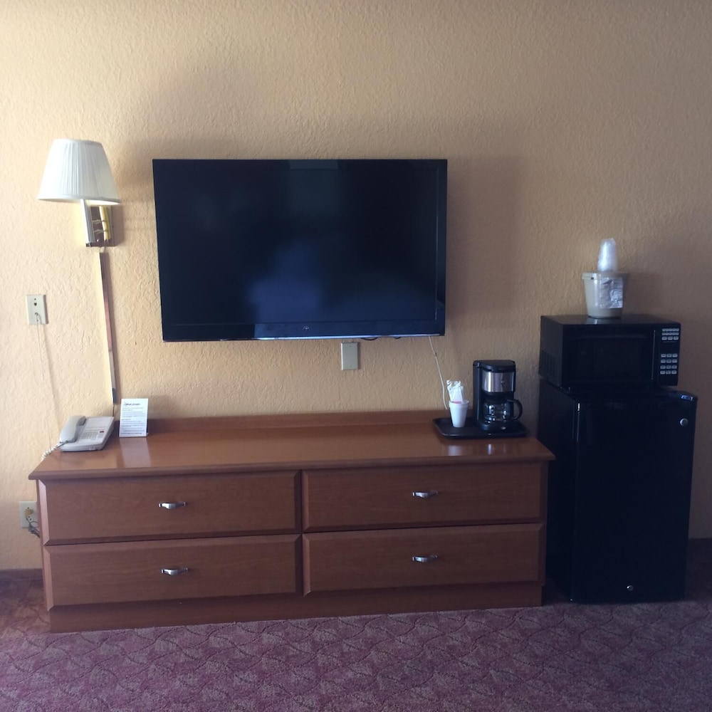 DeQueen Courtyard Inn - photo 18