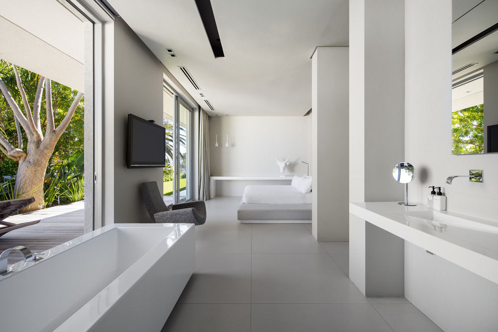 008 Bond Villa