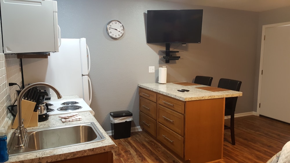 Tower Extended Stay Suites - photo 9