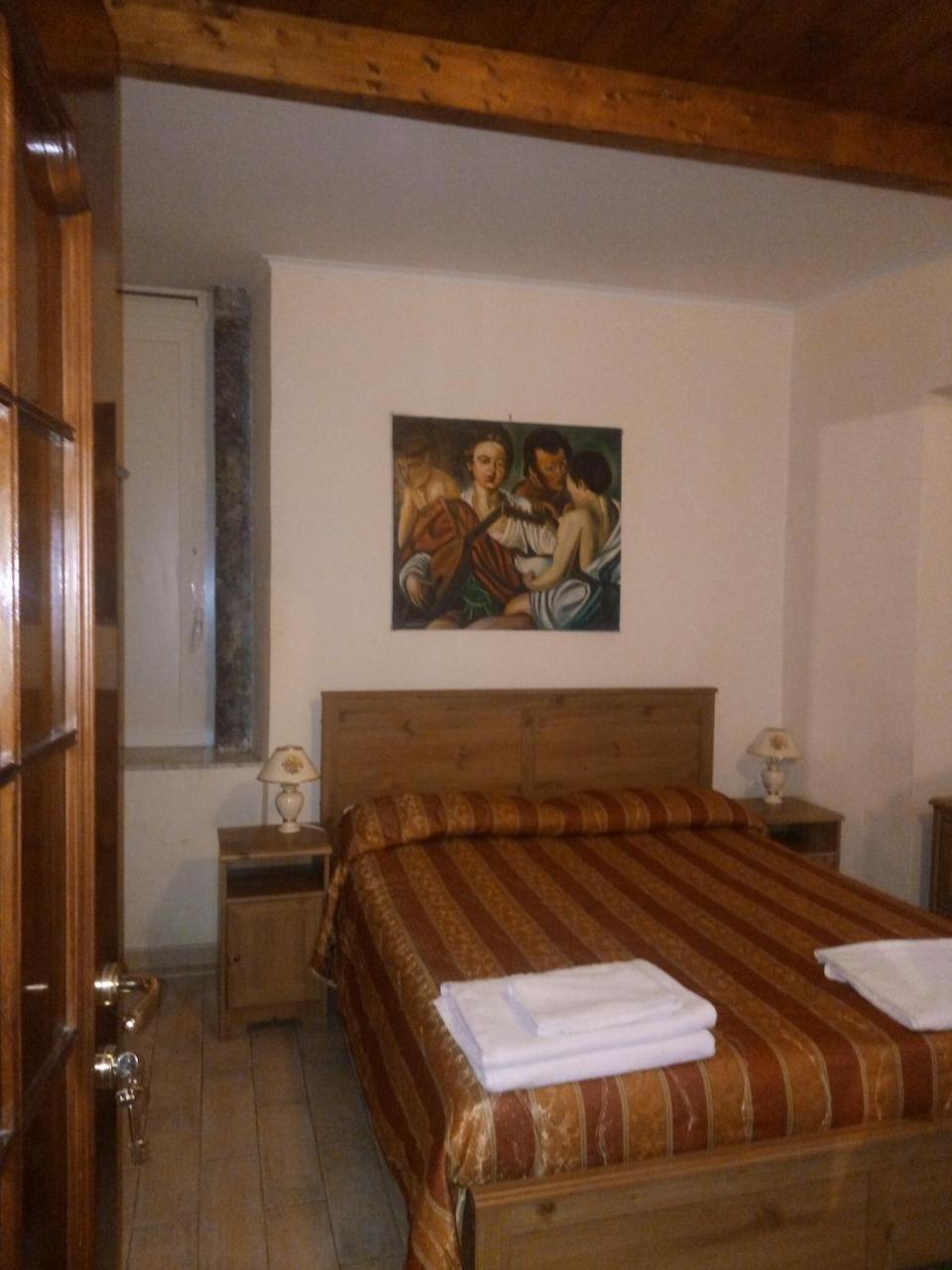 Queen Carolinas Homes Apartments In Old Town — 4-Star Luxury Hotel in Naples, Italy