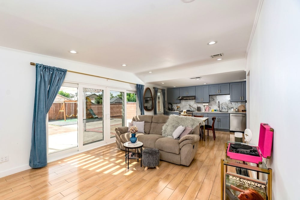 Cozy Family Retreat Game Room Backyard in Hacienda — hotel in Hacienda Heights