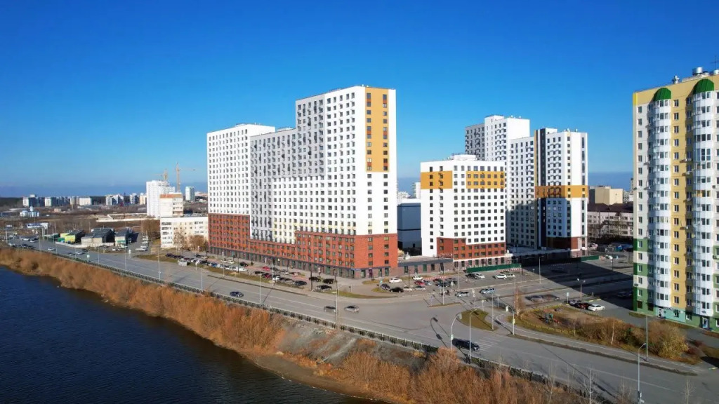 Studiya s vidom na paryaschee ozero Flat