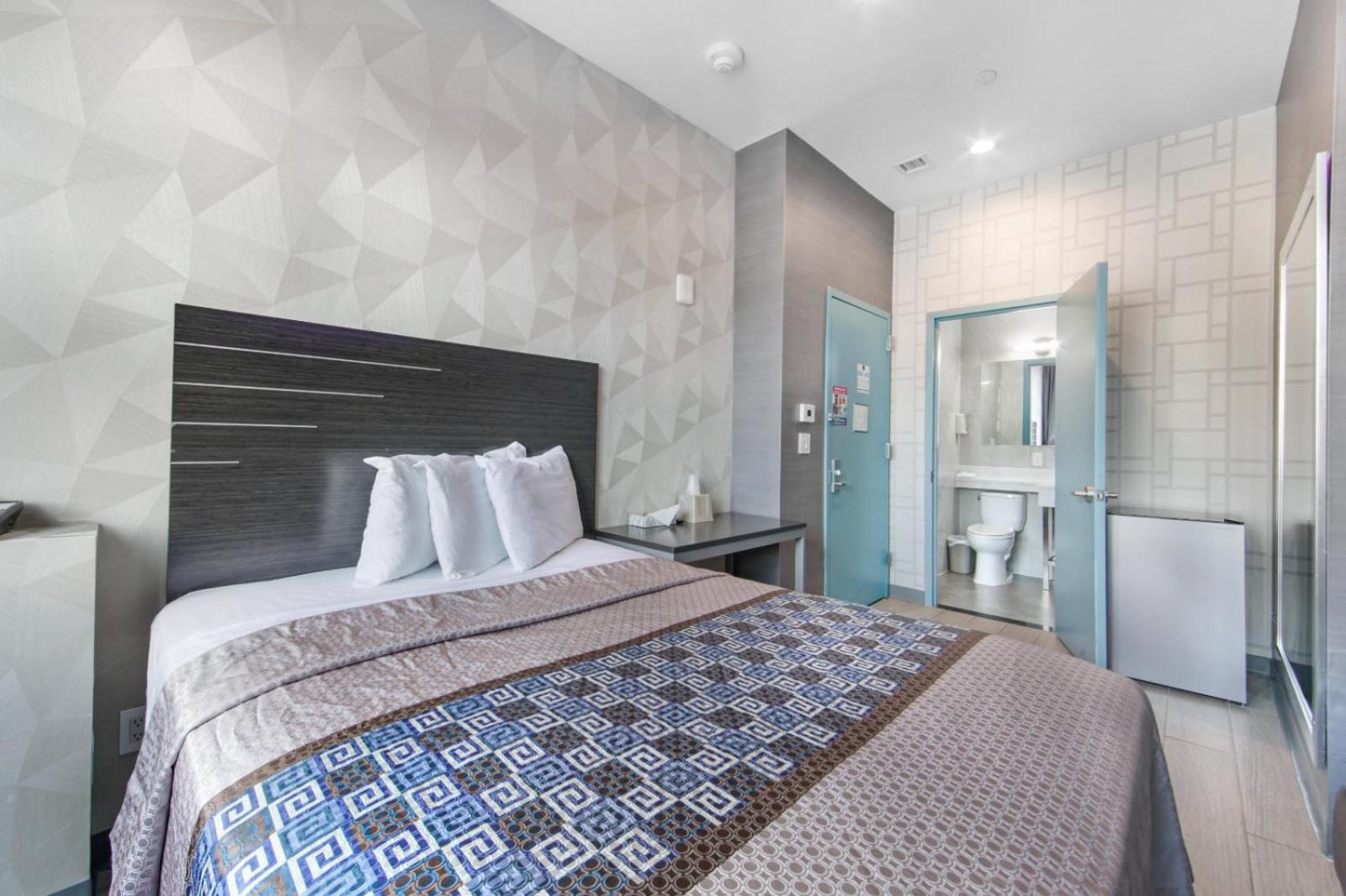 Hotel 365 Bronx - photo 13