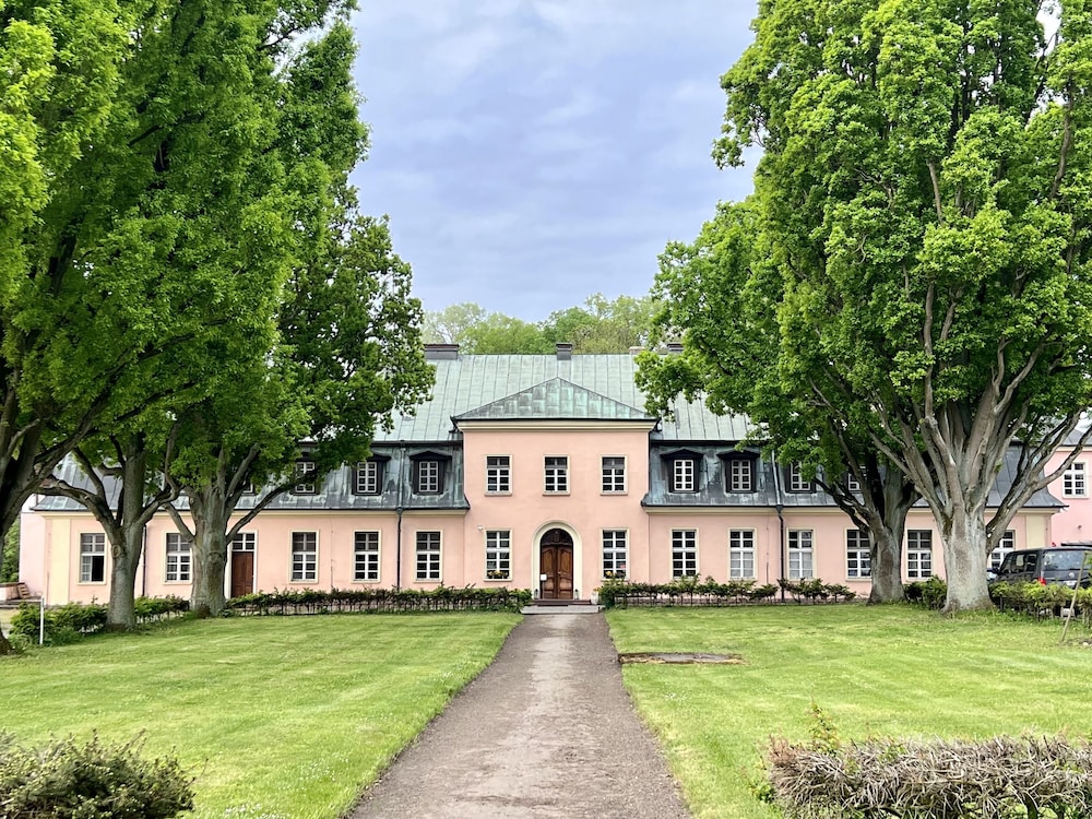 Dworek Bielin - carbon neutral hotel in Moryn