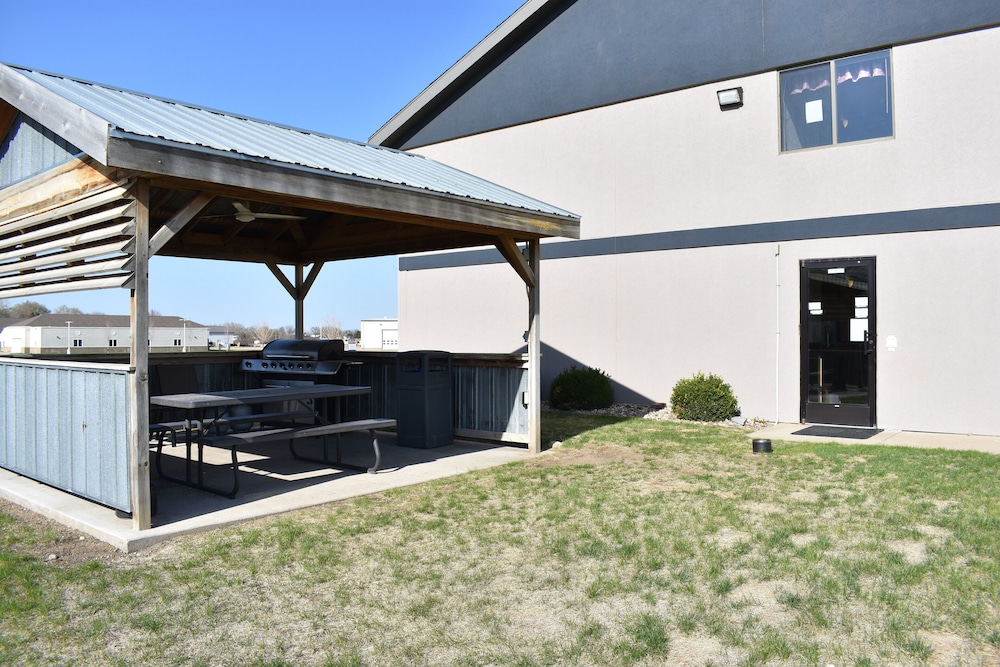Heartland Hotel and Suites - photo 21