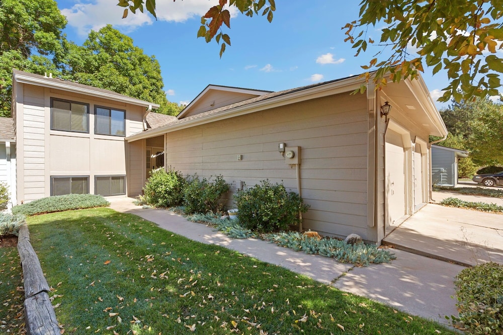 Mid century Mod Retreat Lakefront Trails Quiet in Fort Collins, United States