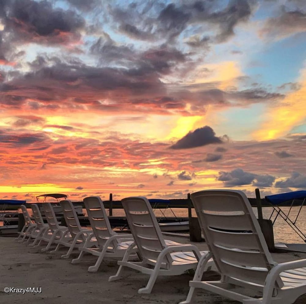 Snug Harbor Marina and Hotel - photo 18