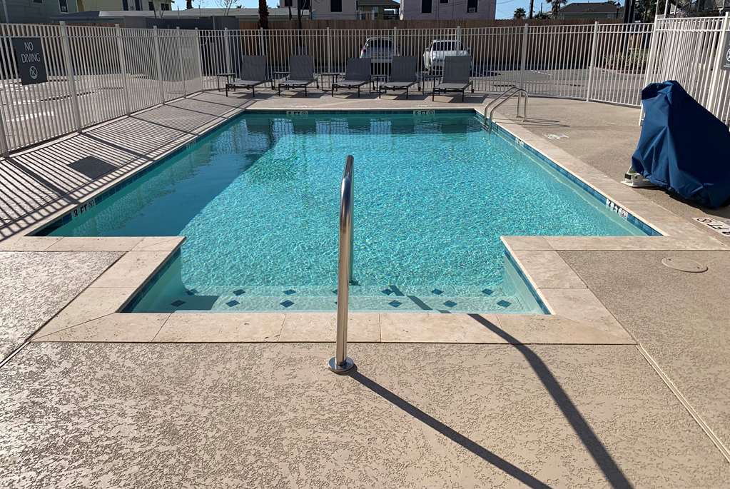 La Quinta Inn & Suites by Wyndham Galveston North at I 45 - photo 9