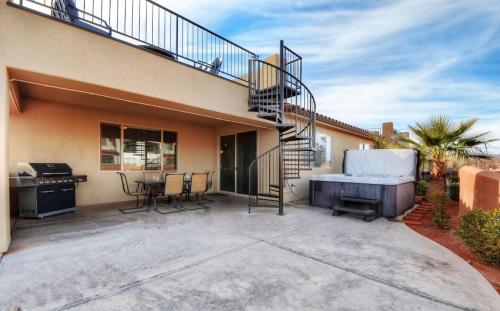 Paradise Village 121 Private Hot Tub X BOX 5 Bikes Bag Toss Pack n' Play Games Mountain Views and More — 4-Star Luxury Hotel in Santa Clara, United States