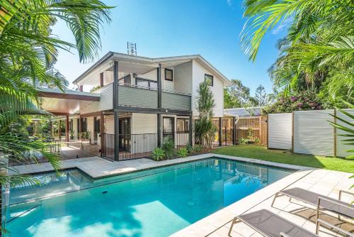 Bangalleys beachside retreat with large pool — hotel in Suffolk Park