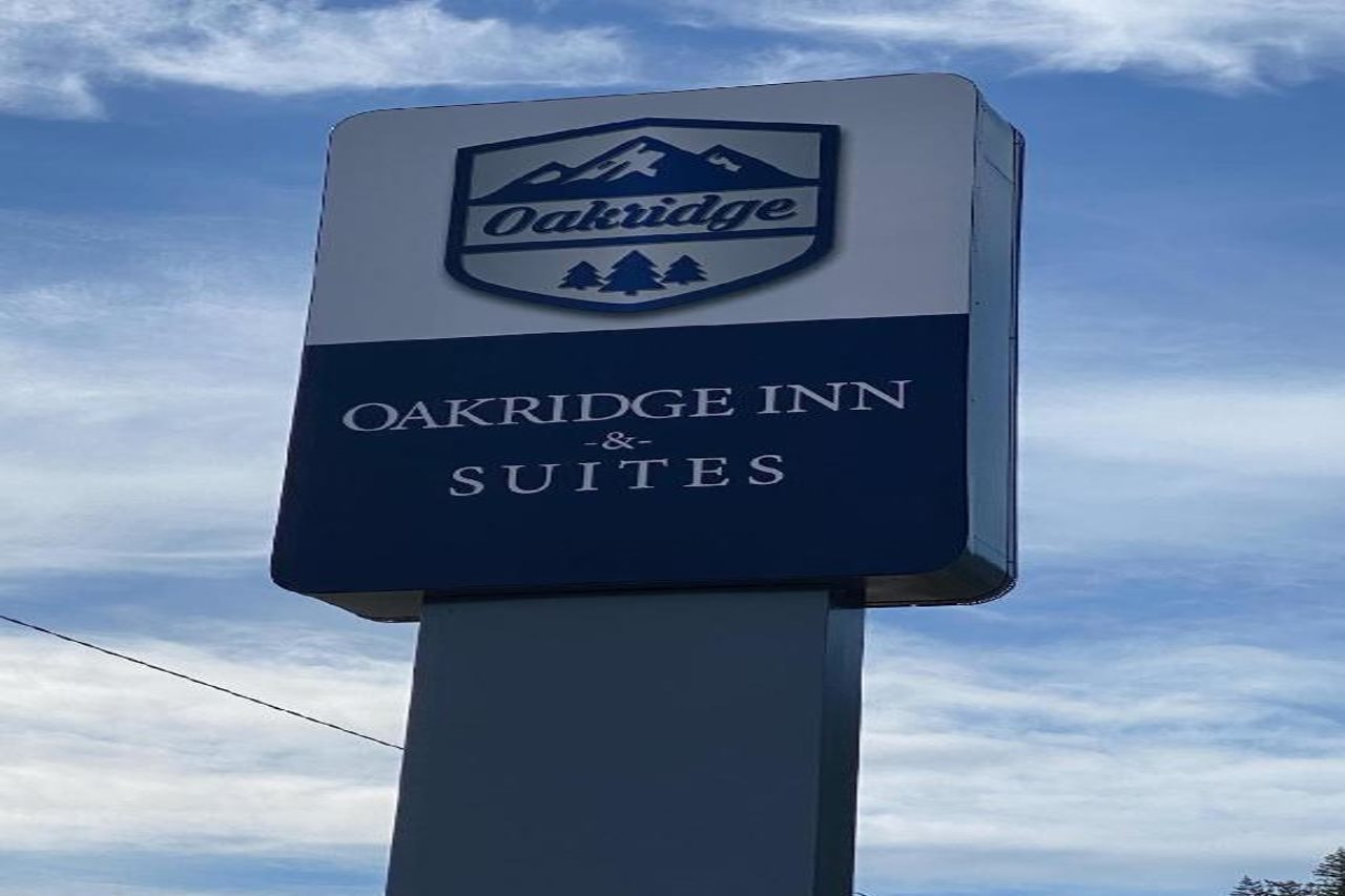 Oakridge Inn Suites — Oakridge