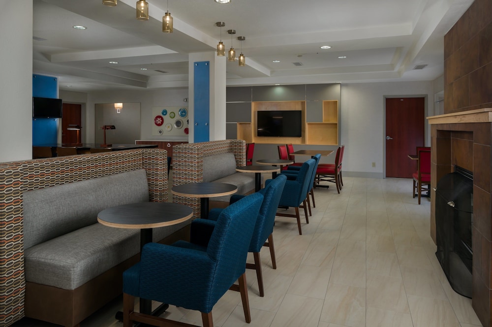 Holiday Inn Express & Suites Lawrence by IHG - photo 25
