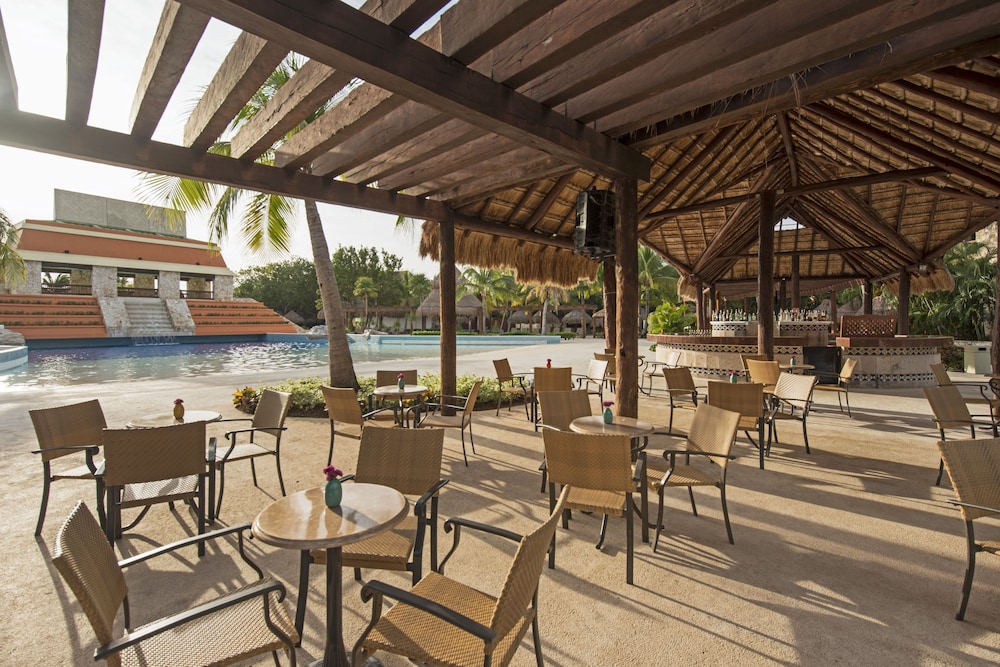 Poolside bar