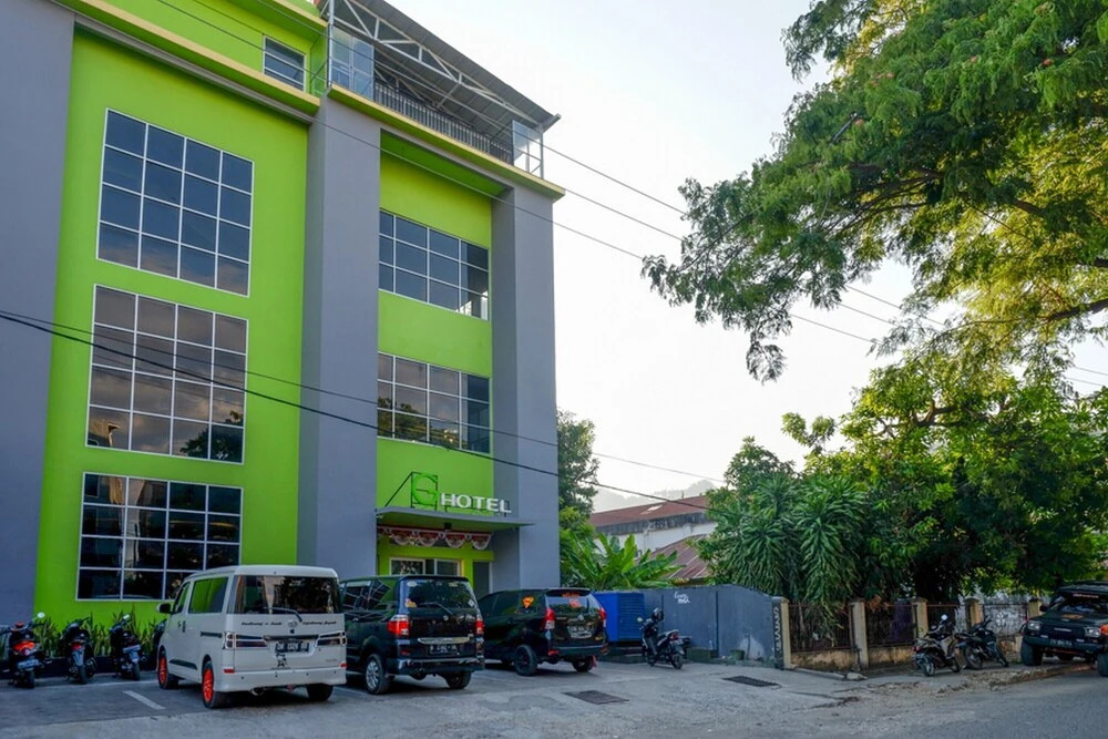 RedDoorz @ G Hotel Luwuk - carbon neutral hotel in Luwuk