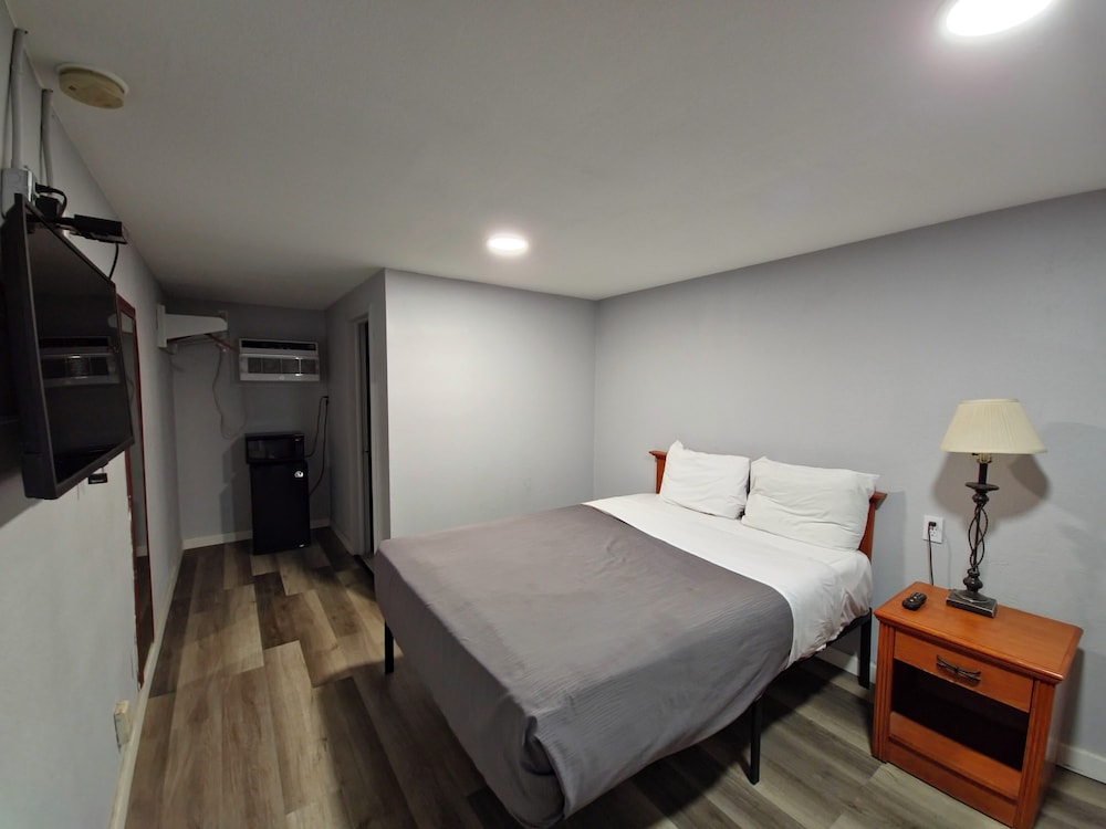 The L Motel - photo 13