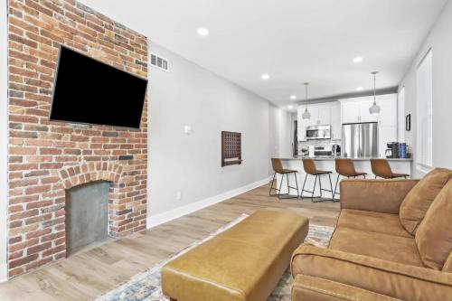 Massive home downtown with Hot Tub — 4-Star Luxury Hotel in Columbus, United States