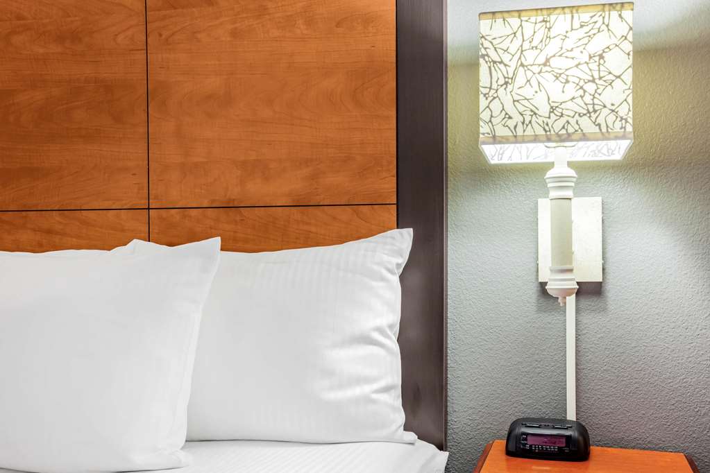 La Quinta Inn & Suites by Wyndham Houston Baytown East - photo 13