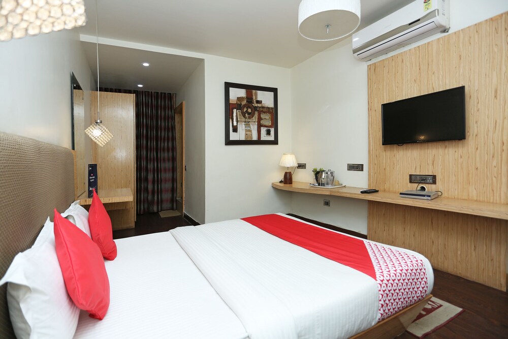 OYO 8183 Hotel Sandal Wood