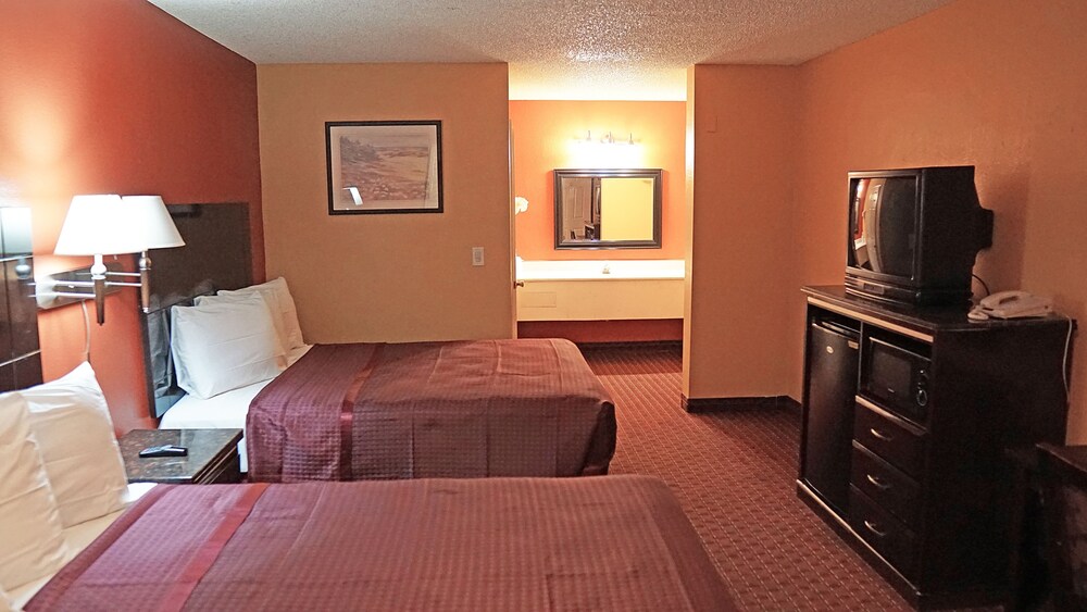 Travel Plaza Inn - photo 3