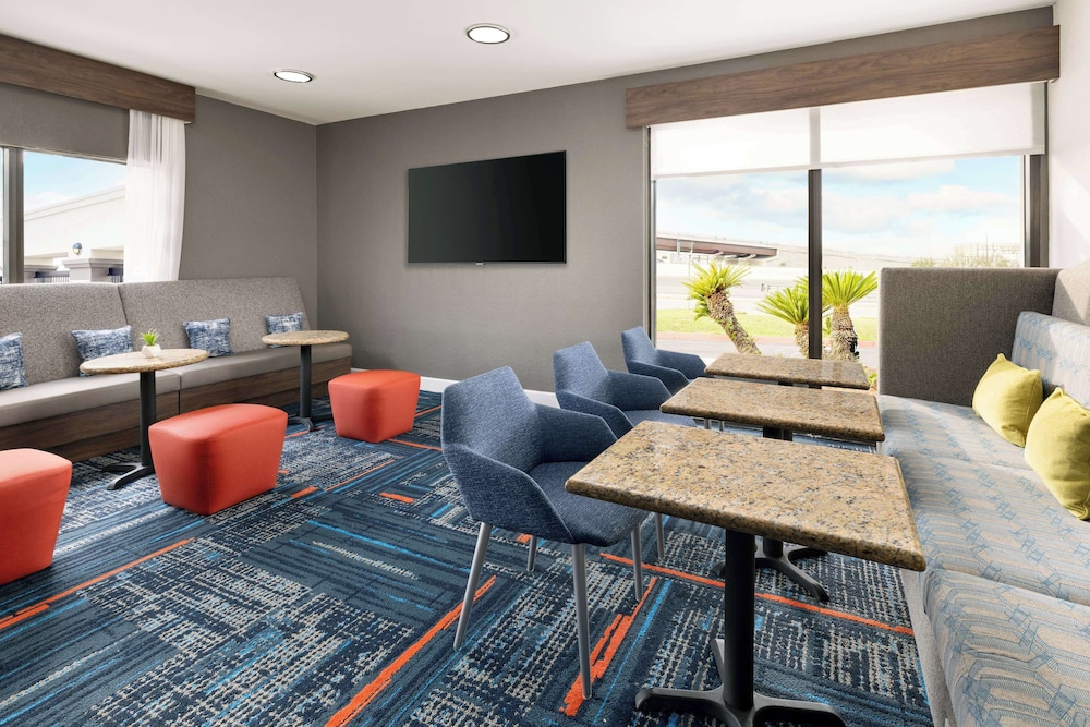 Hampton Inn Laredo - photo 3