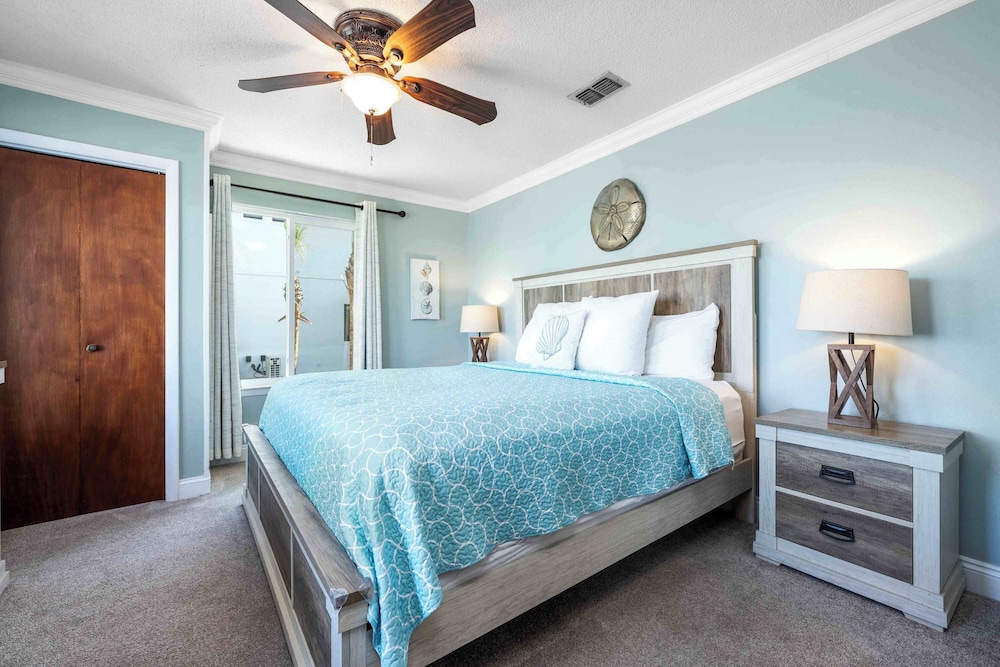 Harbor Seahorse Outdoor Deck & Boat Dock — 4-Star Luxury Hotel in Destin, United States