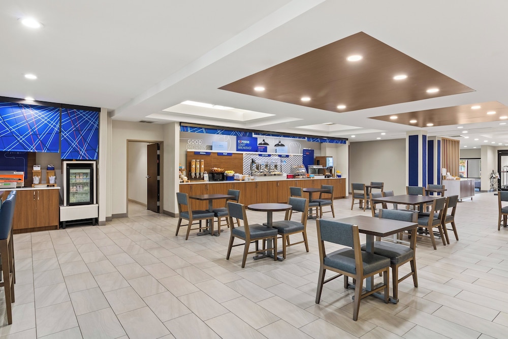 Holiday Inn Express and Suites Fairmont by IHG - photo 54