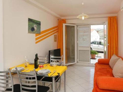 Apartments Pojko One Bedroom Apartment with Terrace Yellow