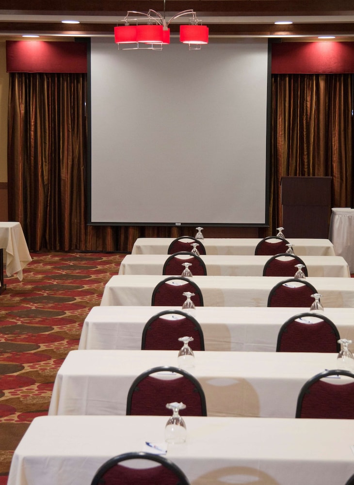 Hilton Garden Inn Milwaukee Airport - photo 52