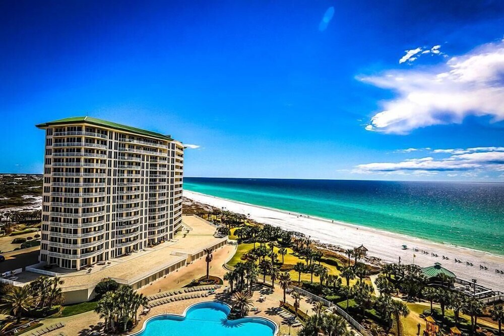 Beach Front Destination 3 Bedroom Holiday Home by Five Star Properties — 4-Star Luxury Hotel in Destin, United States