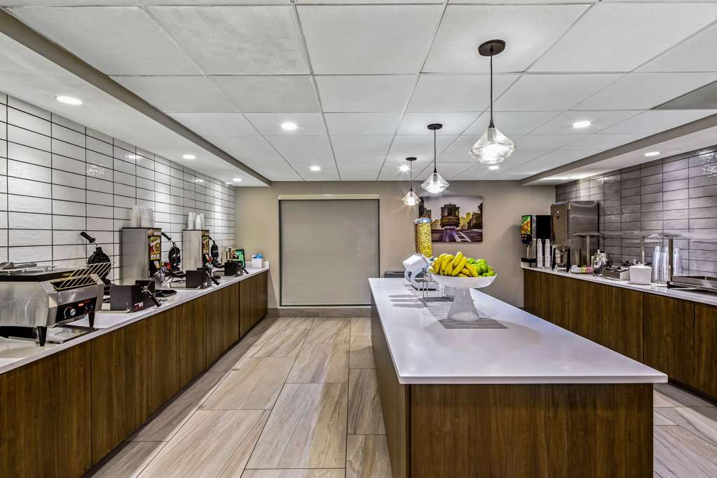 La Quinta Inn & Suites by Wyndham San Francisco Airport N - photo 26