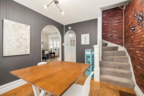 Retreat On Rouse Cozy 2bd Bursting With Color — Peoria