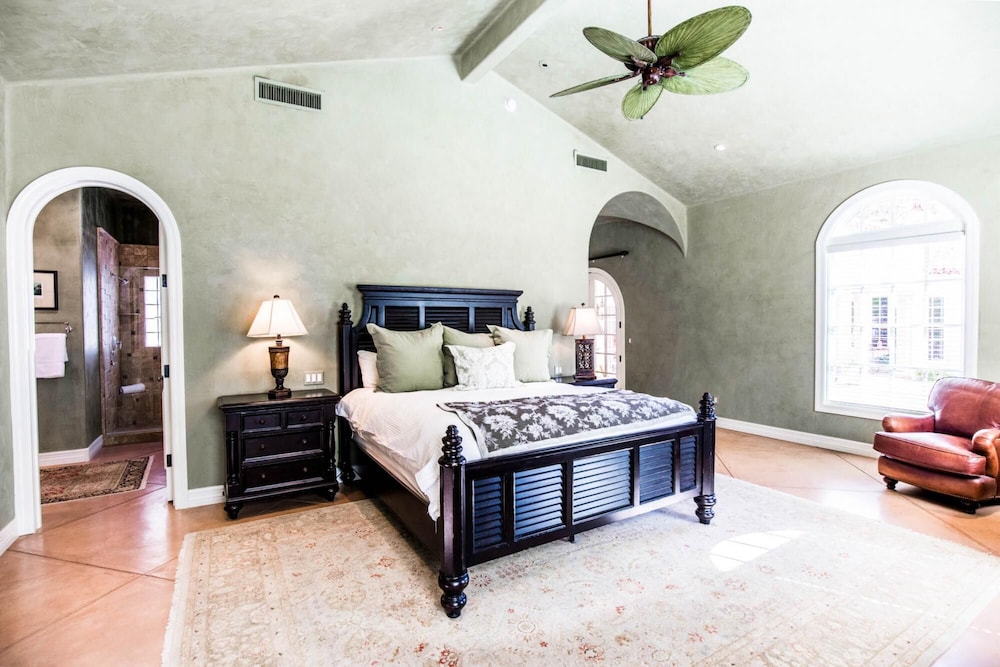 Catalina by AvantStay Private Grand Estate Backyard & Pool - photo 20