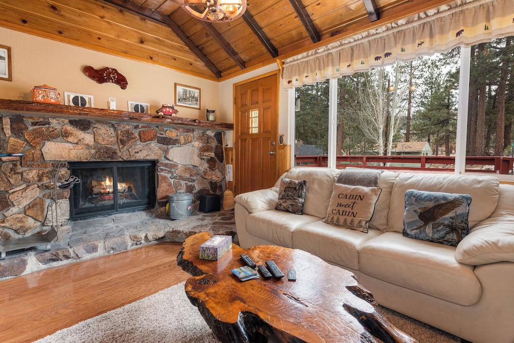 Boulder Pines Walk to lake and Boulder Bay park at those cozy location — 4-Star Luxury Hotel in Big Bear Lake, United States