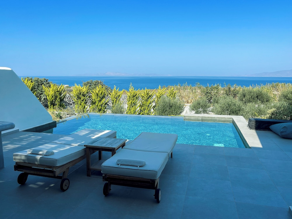 Phaos at Saint John Villas with private heated pool — 4-Star Luxury Hotel in Oia, Greece