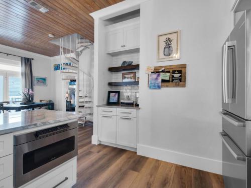 Hemingways Hideout by Newman Dailey - last minute hotel in Destin